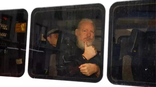 Ekvador Devlet Başkanı: Assange Büyükelçiliği Casusluk Merkezine Çevirdi