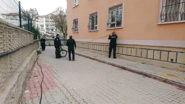 Konya'da 4 Yaşındaki Çocuğun 5. Kattan Düşme Anı Güvenlik Kamerasında