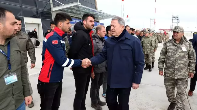 Bakan Akar ve Komutanlar Sınırda