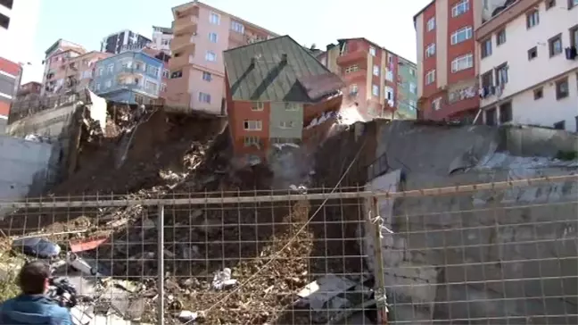 Kağıthane Yahya Kemal Mahallesi Akkaya Sokak'ta Toprak Kaymasının Yaşandığı Alanda 1 Bina Çöktü.