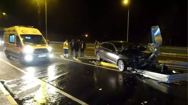 Bariyerlere Saplanan Otomobil Havada Asılı Kaldı
