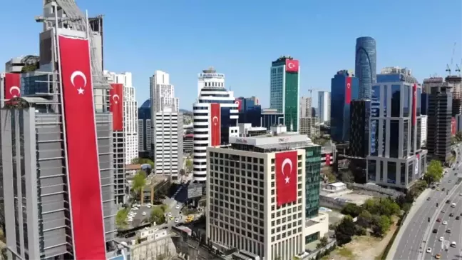 Maslak'ta Gökdelenler Kırmızı Beyaza Büründü