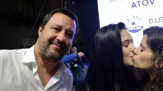 Selfie' Çekerken Salvini'yi Tuzağa Düşüren Lgbt+ Eylemi