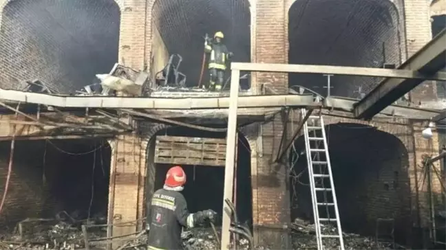 İran'ın Tarihi Kapalı Çarşısında Yangın Çıktı