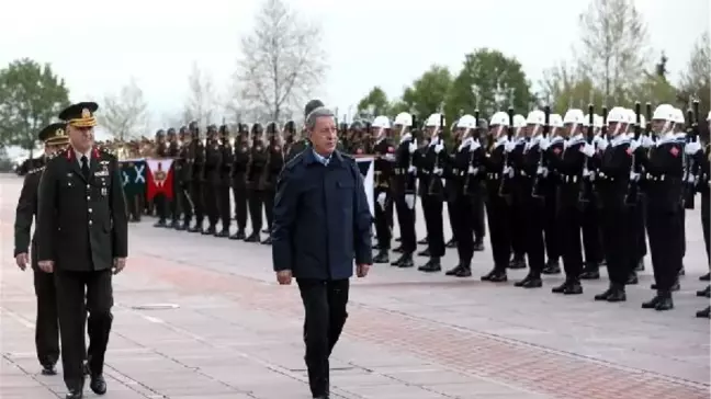 Bakan Akar, Mehmetçik ile İftar Yaptı