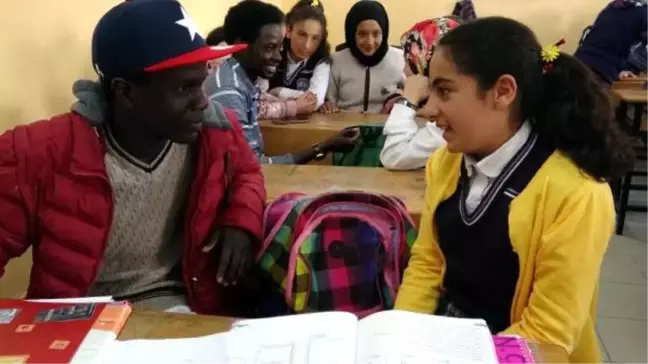 Öğrenciler İngilizce Dersinde Yabancı Gençlerle Pratik Yaptı