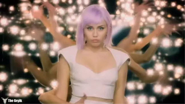 Black Mirror'un Yeni Sezonundan İlk Fragman: Miley Cyrus da Oynuyor