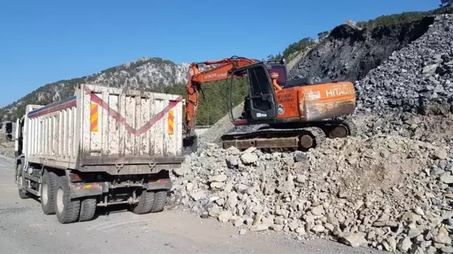Alanya'da Kar ve Heyelandan Kapanan Yayla Yolla Açılıyor