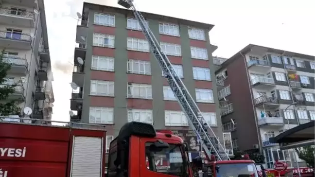 Ankara'da, 6 katlı binanın çatısı yandı