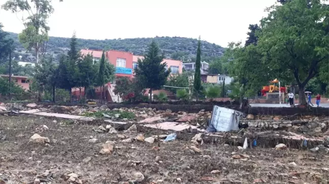Yağışlar Tarsus'ta okul ihata duvarını yıktı