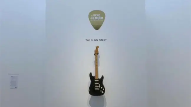Pink Floyd'un solisti David Gilmour'un gitarı 23 milyon TL'ye satılarak rekor kırdı