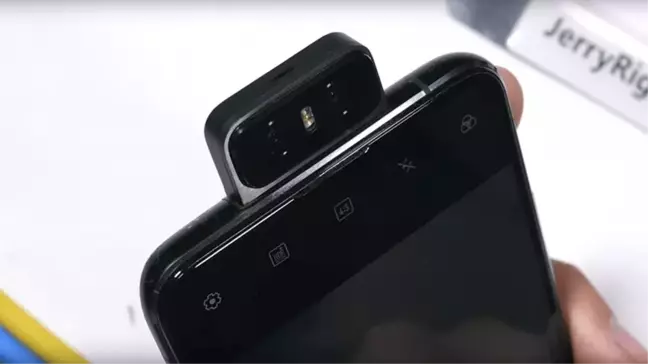 Zenfone 6'nın 180 Derece Dönen Kamerası Nasıl Çalışıyor? (Video)