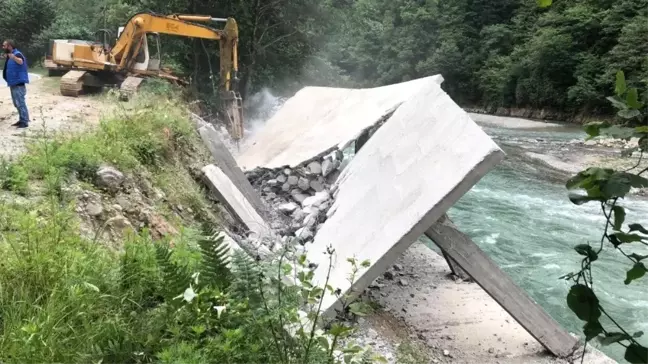 Fırtına Vadisi'nde vatandaşlar binalarını kendileri yıktı