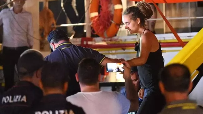 Mültecileri kurtardıktan sonra tutuklanan kaptan Racekete: Polis botunu sıkıştırdığım için pişmanım