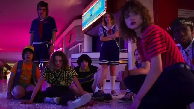 Stranger Things'in Başrol Oyuncusu, 3. Sezonun Nasıl İzlenmesi Gerektiğini Açıkladı