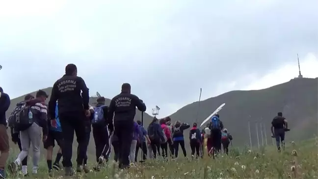 Dağcılar Milli Mücadele için Palandöken'e tırmandı