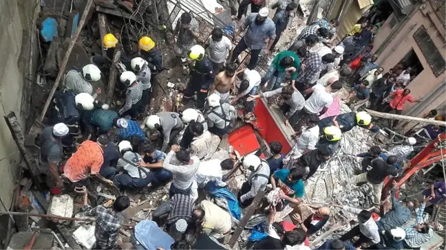 Hindistan'da 100 yıllık bina çöktü; 4 ölü, onlarca kişi enkaz altında