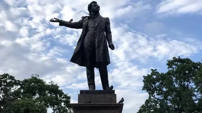 Rusya'da en çok sevilen Rus klasik eser yazarı kim? Moskova ve Petersburg'da sorduk