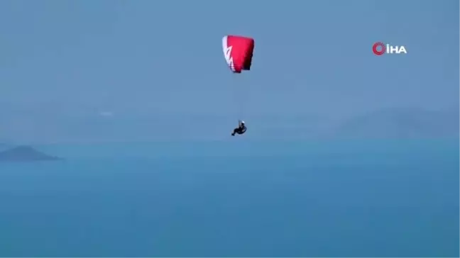 Balıkçı tekneleri göl üzerinde yarıştı