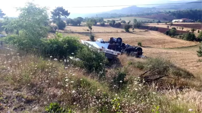 Kastamonu'da sunta yüklü tır tarlaya devrildi