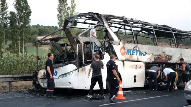 Seyir halindeki yolcu otobüsü yandı