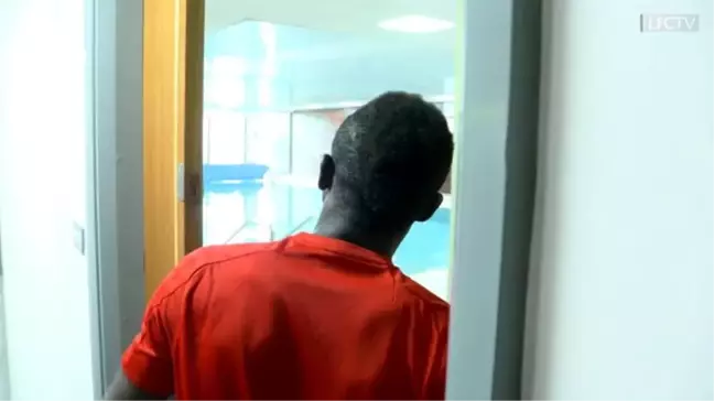 Yele, Robertson için komik bir mesajla Melwood'a geri döndü.
