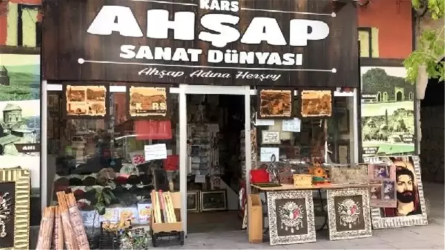 Kars'ın tarihi mekanlarını ahşaba işliyor