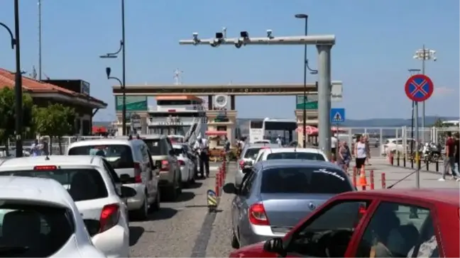 Çanakkale feribot iskelesinde yoğunluk