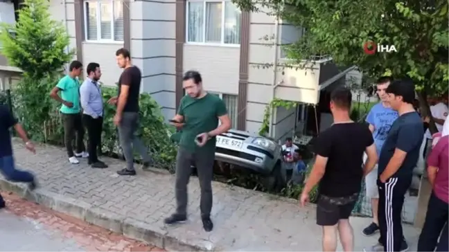 Hamakta sallanan çocuğun üzerine otomobil düştü