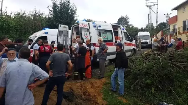 Fındık işçilerini taşıyan kamyonet şarampole yuvarlandı: 1 ölü, 14 yaralı