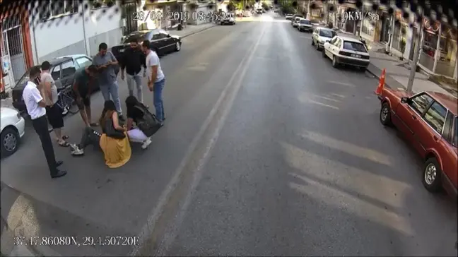 Bisikletten düşen kişiye otobüs sürücüsü yardım etti