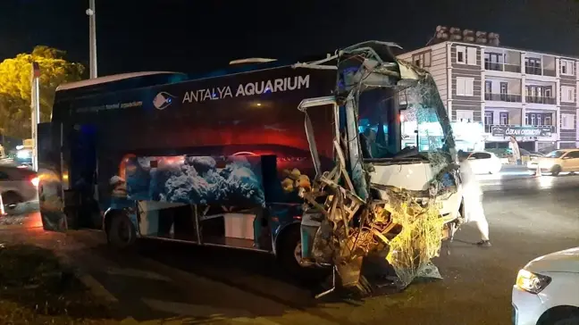 Antalya'da tur minibüsü ile otobüs çarpıştı: 13 yaralı