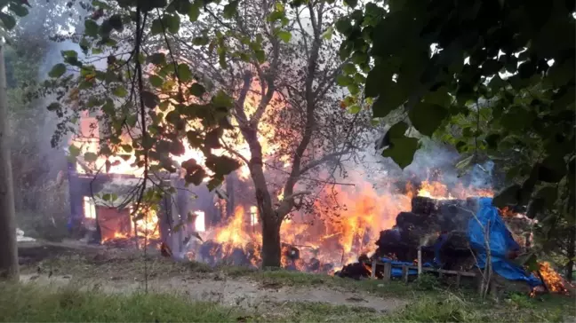 Sinop'ta ahşap ev alevlere teslim oldu