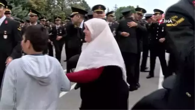 Yüzlerce asker arasında gözyaşlarıyla