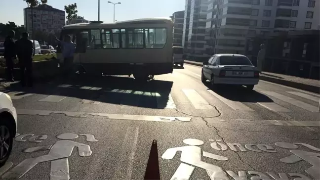 Minibüs önce yayaya, sonra refüje çarptı: 1'i ağır 3 yaralı