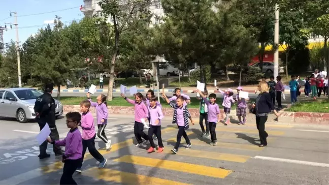 Şuhut'ta 'Yaya Güvenliğinin Nöbetçisiyiz' uygulaması