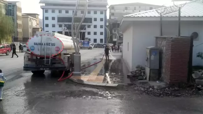 Hakkari Belediyesinden caddeler yıkama çalışması