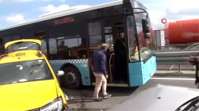 Kağıthane'de 2 araç kaza yaptı trafik durma notasına geldi