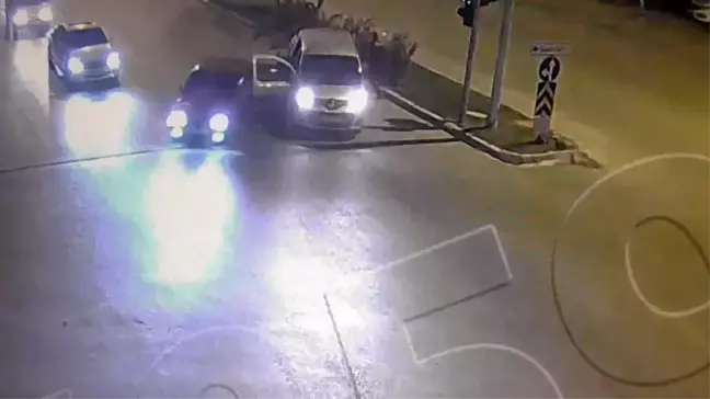 Drift yapan sürücüyle polis kovalamacası kamerada