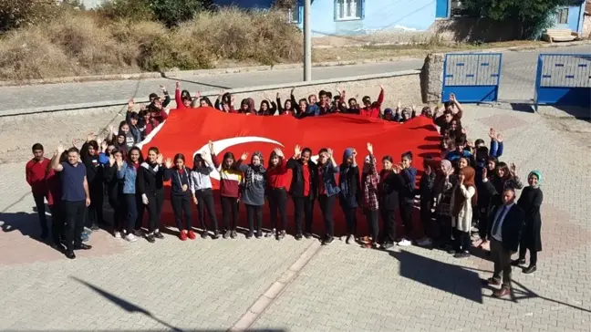 Öğrenciler Türk bayrağı açıp, 'Barış Pınarı Harekatı'nı destekledi