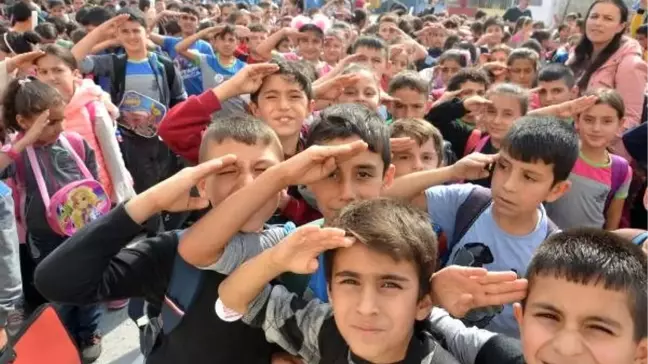 Türkiye'nin en kalabalık okulundan Mehmetçiğe selam