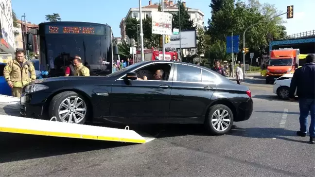 Üsküdar'da lüks araç kaza yaptı: 6 yaralı
