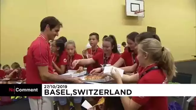 Federer galibiyetini pizza dağıtarak kutladı
