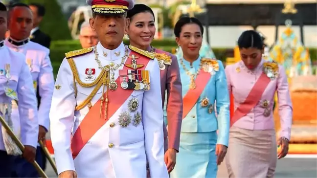 Tayland kralı dört saray yetkilisini