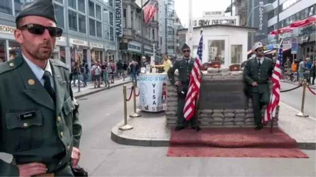 Berlin Duvarı'nın yıkılışının 30. yılı: Checkpoint Charlie'de 'ABD askerleri' gibi giyinen...