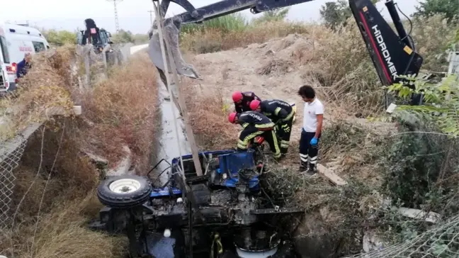 Tırın çarptığı traktör sulama kanalına düştü