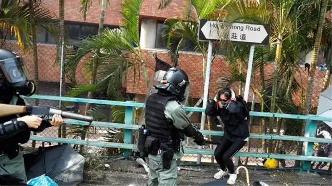 Hong Kong'ta üniversite kampüsünde toplanan göstericiler gözaltına alınıyor
