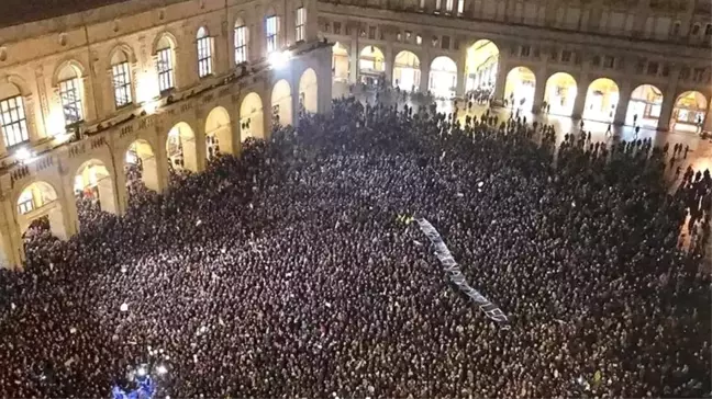 İtalya'da Salvini'ye karşı 'sardalyalar' hareketi yayılıyor