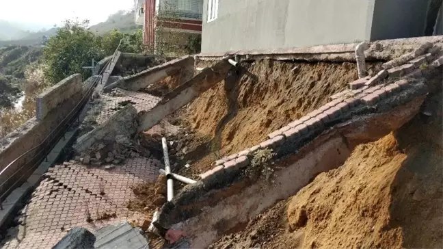 Dere ıslah çalışmasında apartmanın istinat duvarı ve bahçesi çöktü