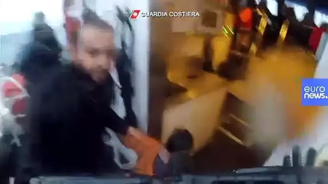 İtalyan sahil güvenlik ekipleri teknesi batan göçmenlerin kurtarılma görüntülerini yayınladı